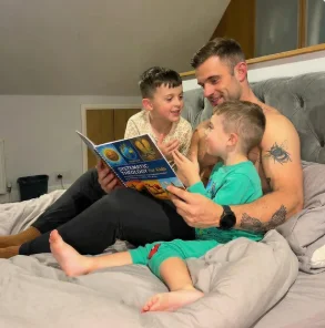 Padre con hijos